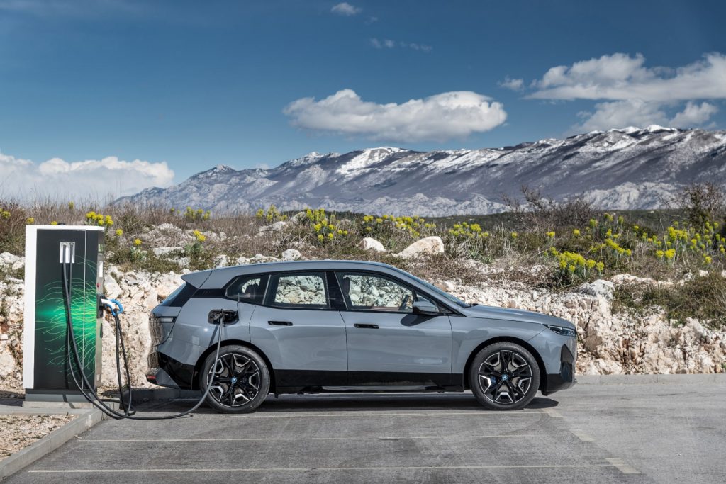 BMW iX xDrive50 充電イメージ