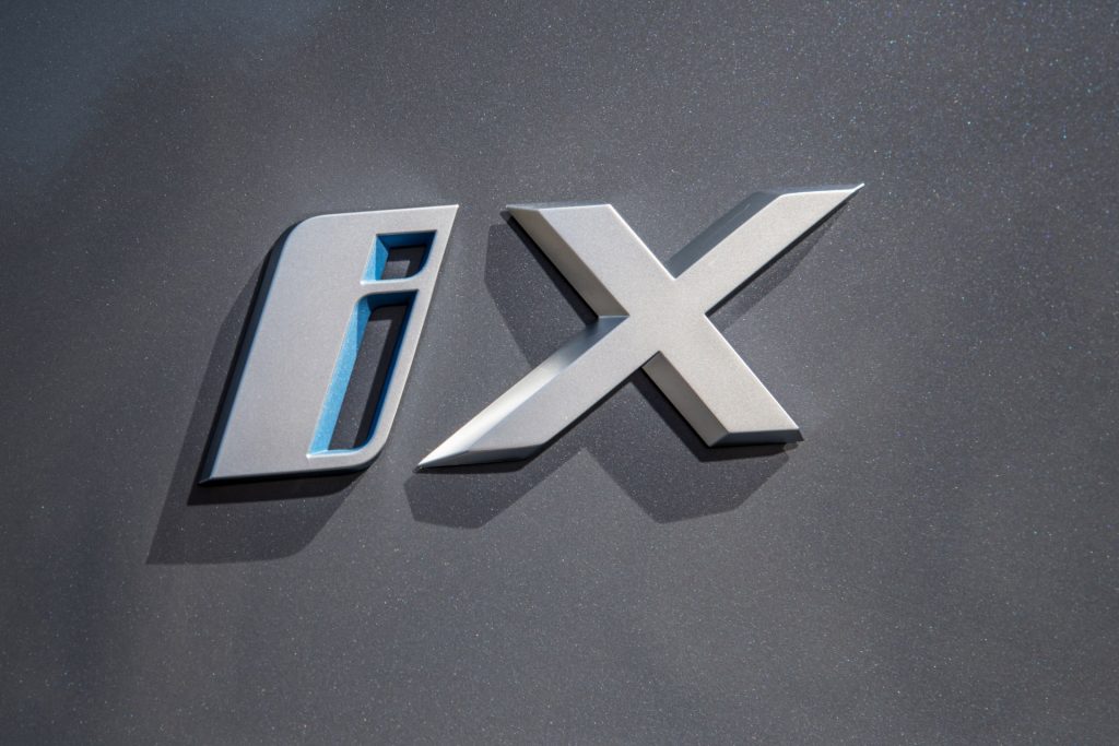 BMW iX ロゴ