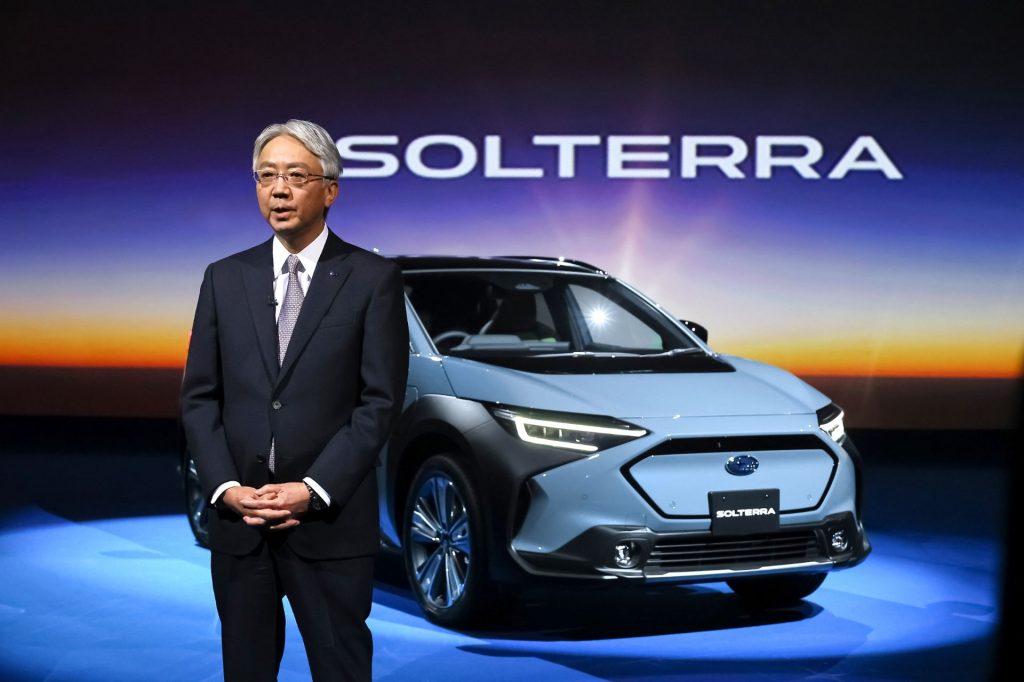 プレゼンテーションの壇上に立つ中村知美 代表取締役社長CEO