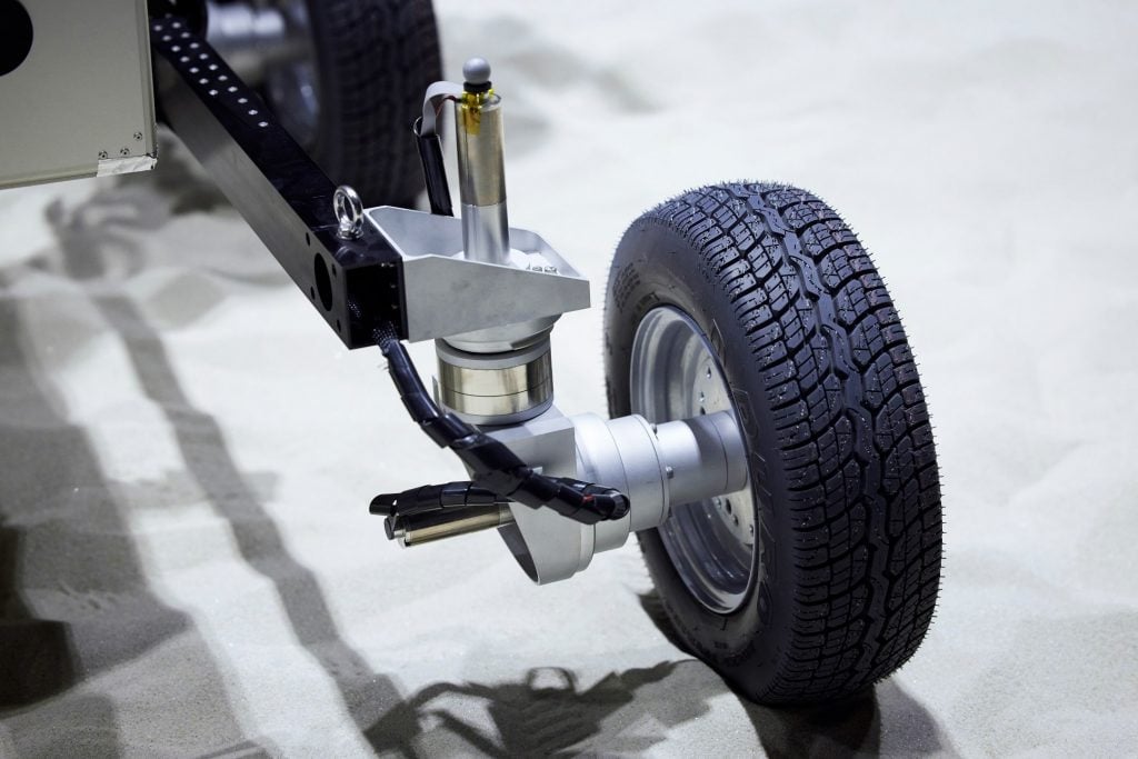 日産が公開したJAXAと共同研究中の月面ローバ試作機　タイヤ