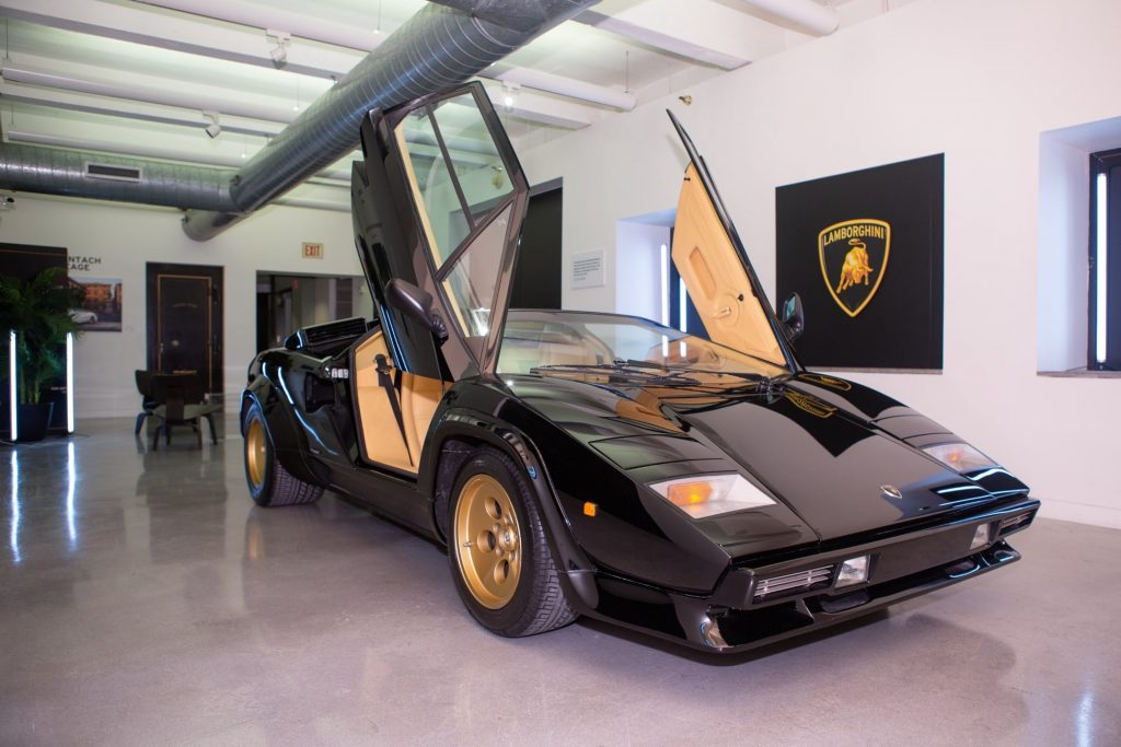 展示される1986年製 ランボルギーニ カウンタック LP 5000 QV