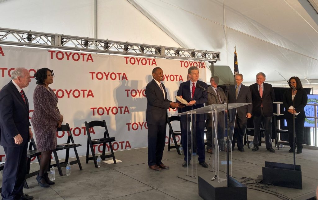 トヨタ・モーター・ノース・アメリカの首脳陣やノースカロライナ州のロイ・クーパー知事により発表が行われた