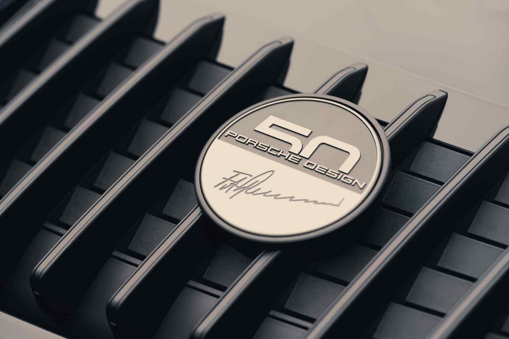 “Porsche Design 50th Anniversary”バッジ