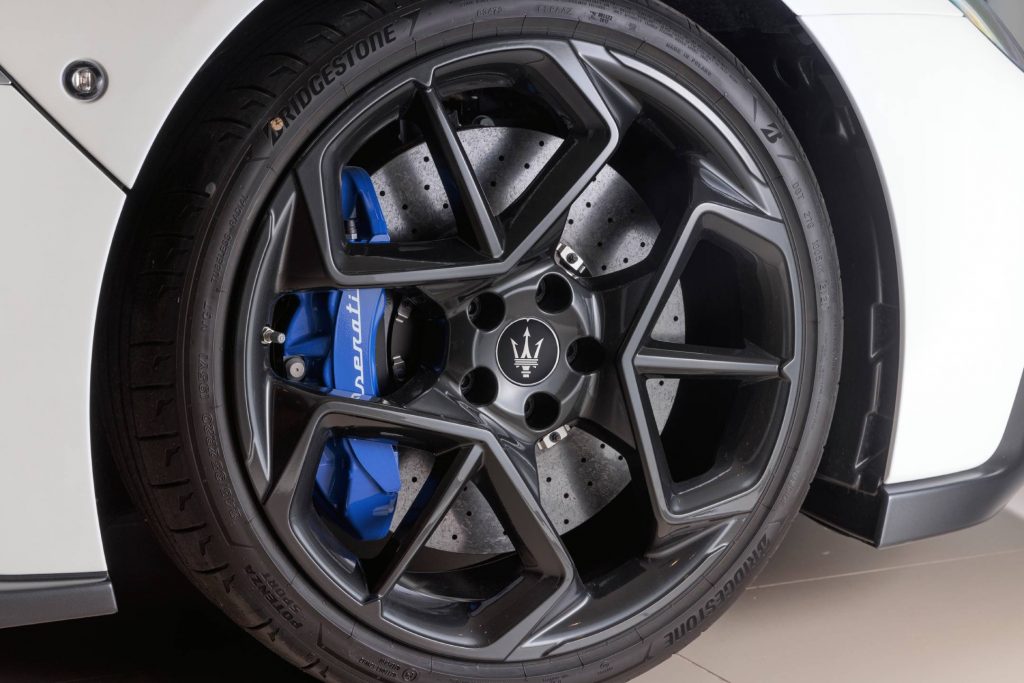 新型「マセラティMC20」ホイール・ブレーキ