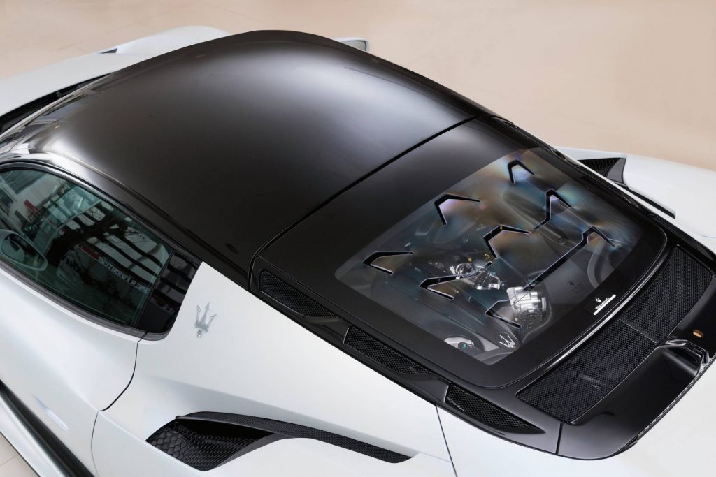 新型「マセラティMC20」ブラックルーフ