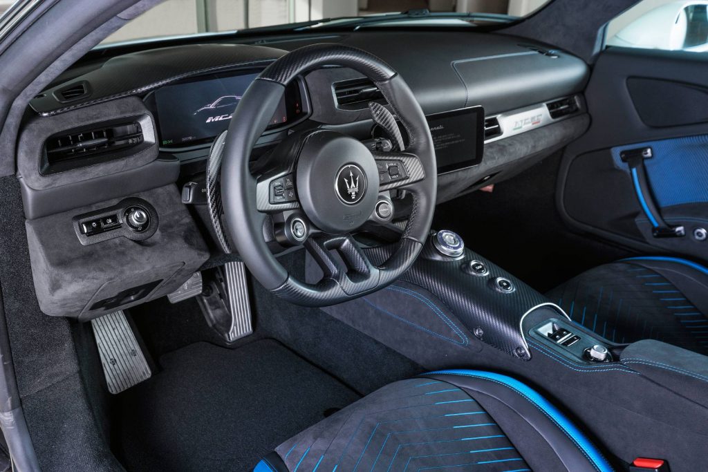 新型「マセラティMC20」コクピット