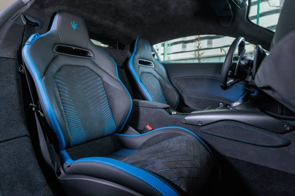 新型「マセラティMC20」運転席・助手席