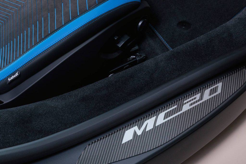 新型「マセラティMC20」インテリア2