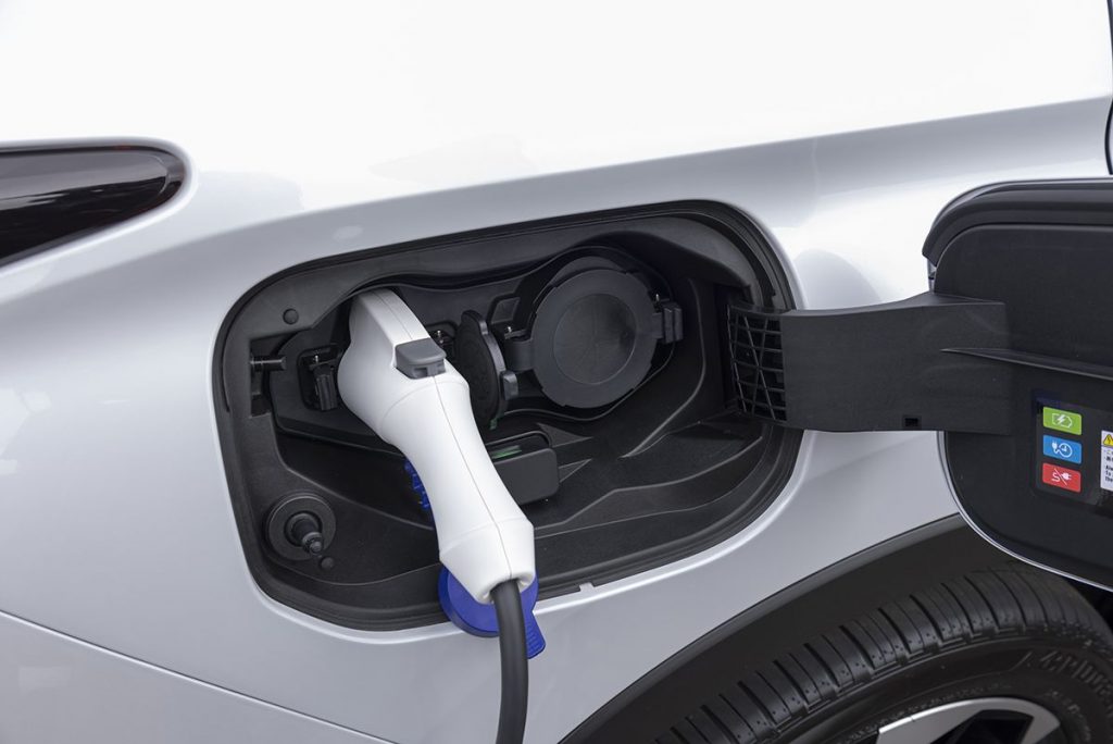新型『アウトランダー』PHEVモデル　充電の様子