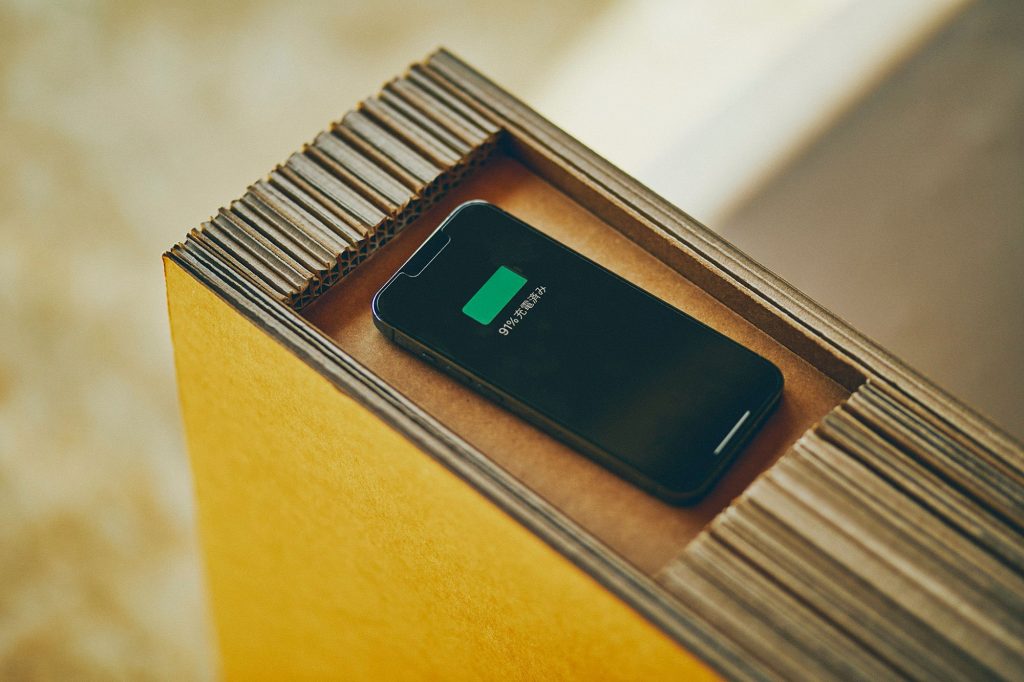 段ボールで作られた「やすらぐほど充電できる椅子」
