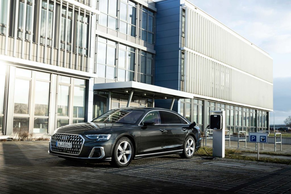 アウディA8L TFSI e カラー:ベスビウスグレー