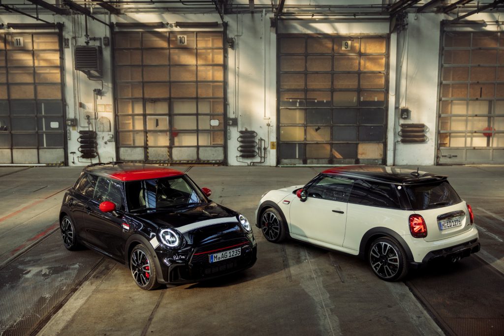 MINI パット・モス・エディション(左:5ドア、右:3ドア)