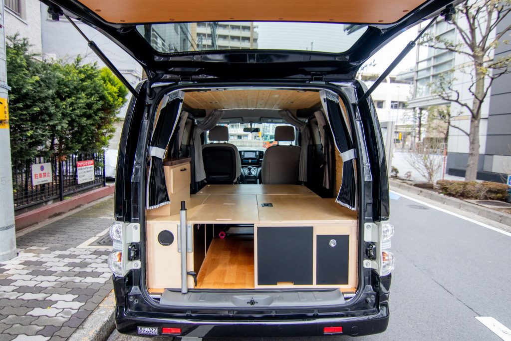 小型ながら充実の装備が人気の「KAGO」から環境に配慮したEVキャンピングカー「EV-KAGO」が登場！