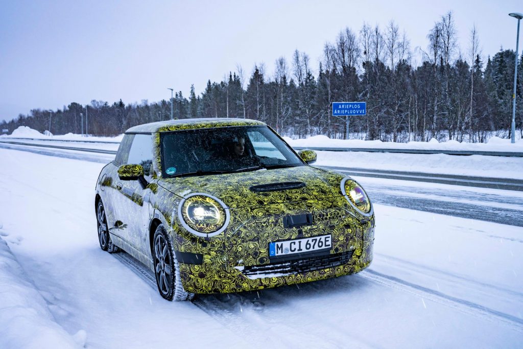 次期mini 3ドア Evプロトタイプの写真公開 雪上テスト実施 中古車なら グーネット