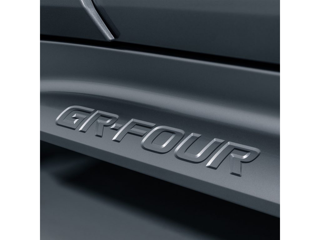公開されたデザインの一部には「GR-FOUR」のロゴ