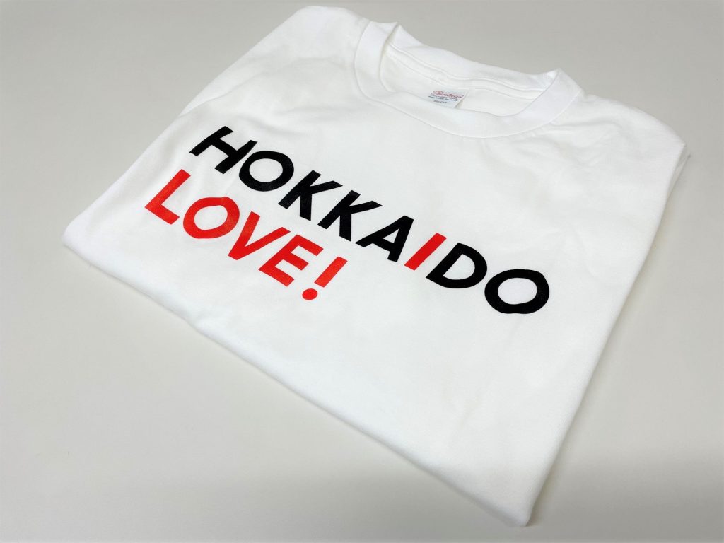 「HOKKAIDO LOVE!」ロゴ入りTシャツ