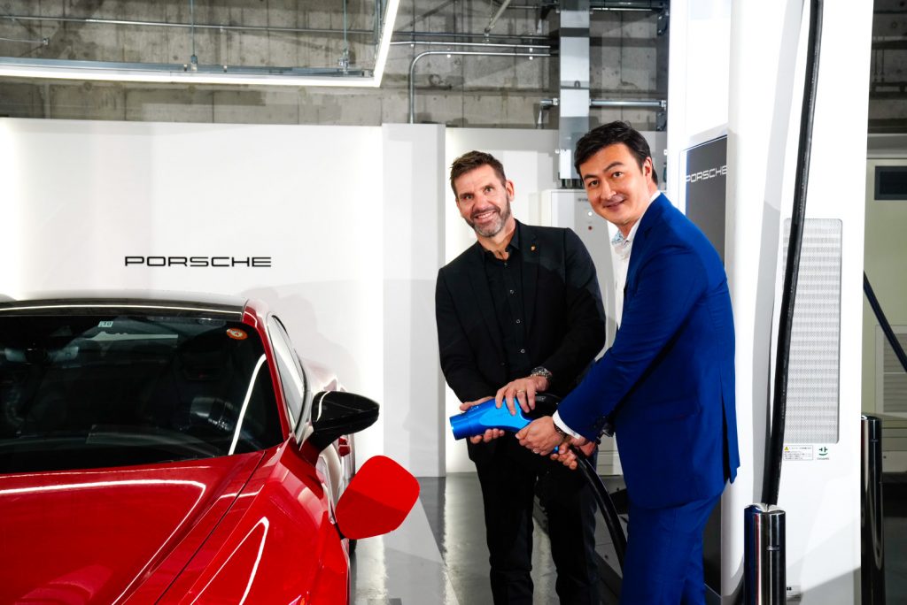 (写真左から)ポルシェジャパン ミヒャエル・キルシュ社長、アウディジャパン マティアス・シェーパース ブランドディレクター