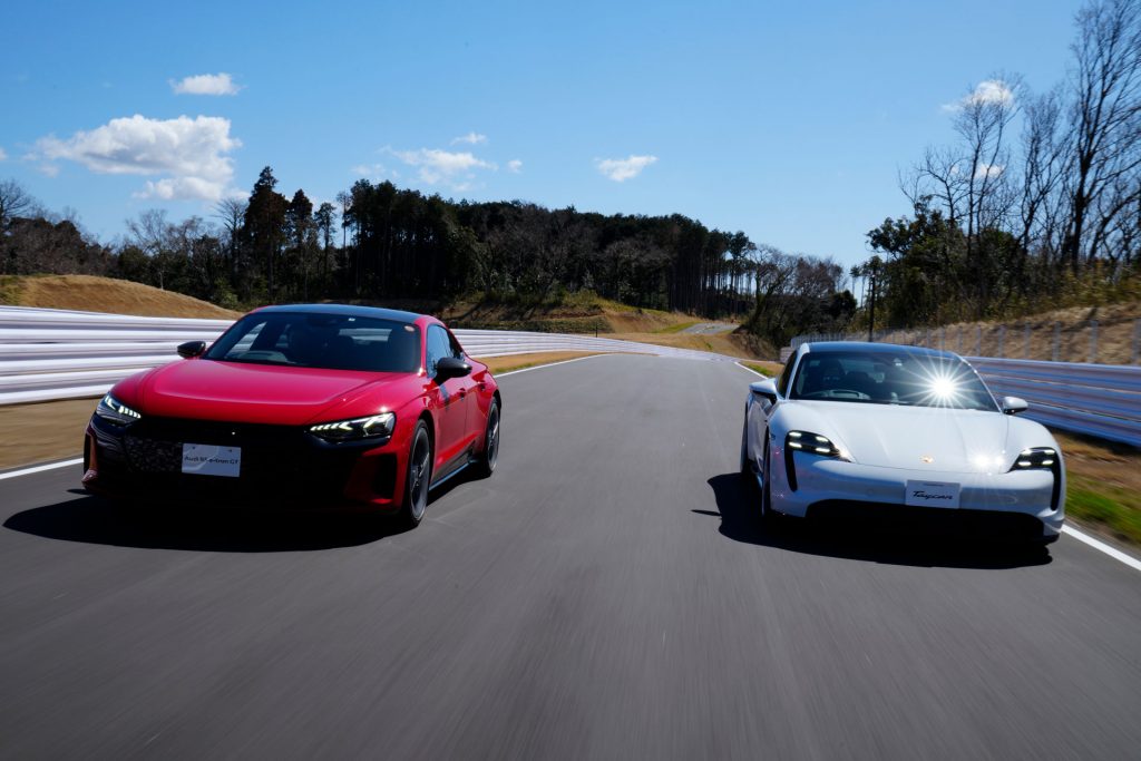 (写真左から)アウディ RS e-トロンGT、ポルシェ タイカン