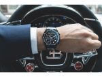 ブガッティ初のスマートウォッチ　国内先行販売限定300個