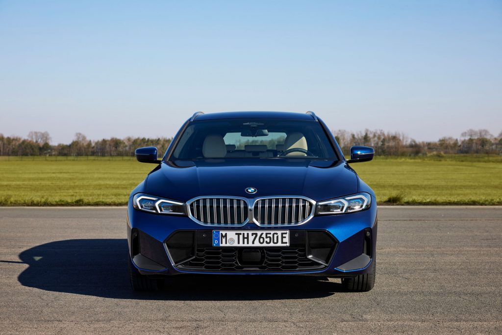 BMW 330eツーリング　正面