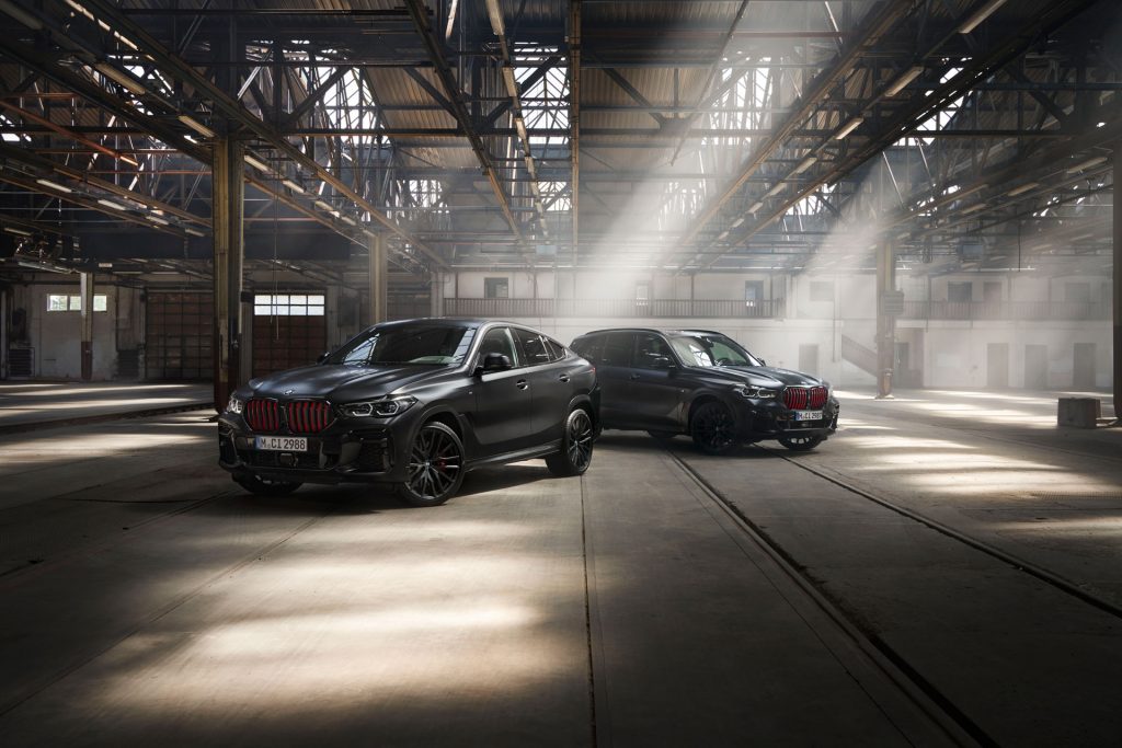 （写真左から）BMW　X6 エディション・ブラック・バーミリオン、X5 エディション・ブラック・バーミリオン