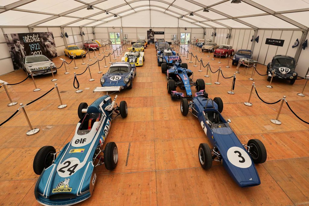 歴代のレースで活躍した車両も展示された