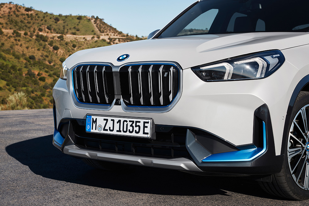 BMW iX1 xDrive30、ミネラルホワイトメタリック キドニーグリル