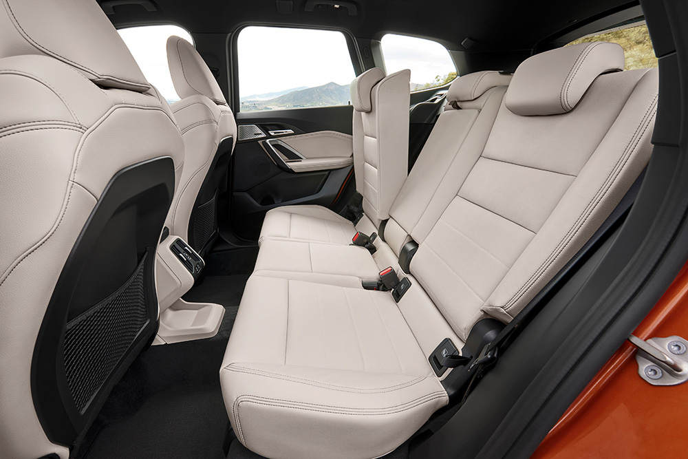 BMW X1 xDrive23i インテリア後席