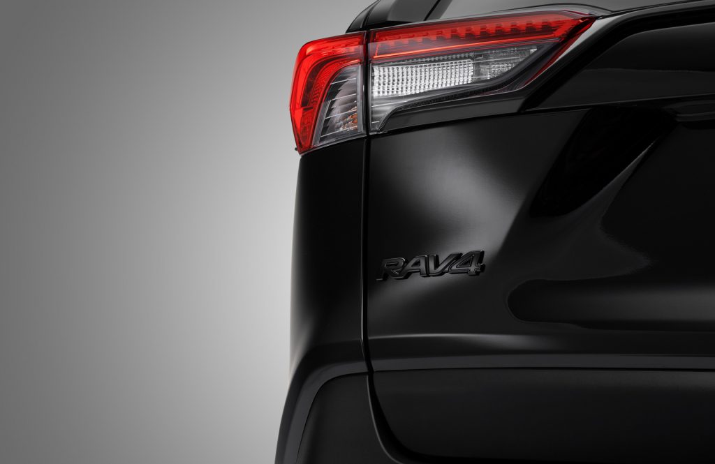 ブラックカラーのRAV4エンブレム