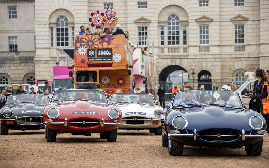 希少なジャガー・ランドローバー車が集結しパレードに参加した