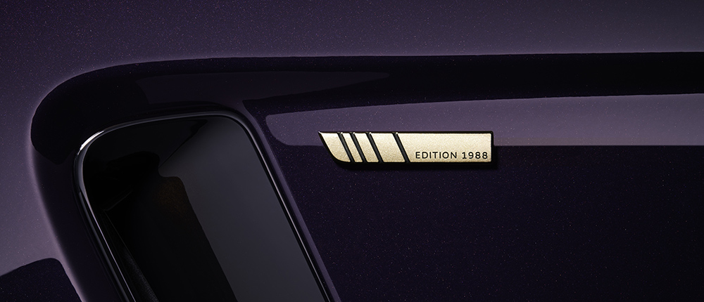「EDITION 1988」バッジ