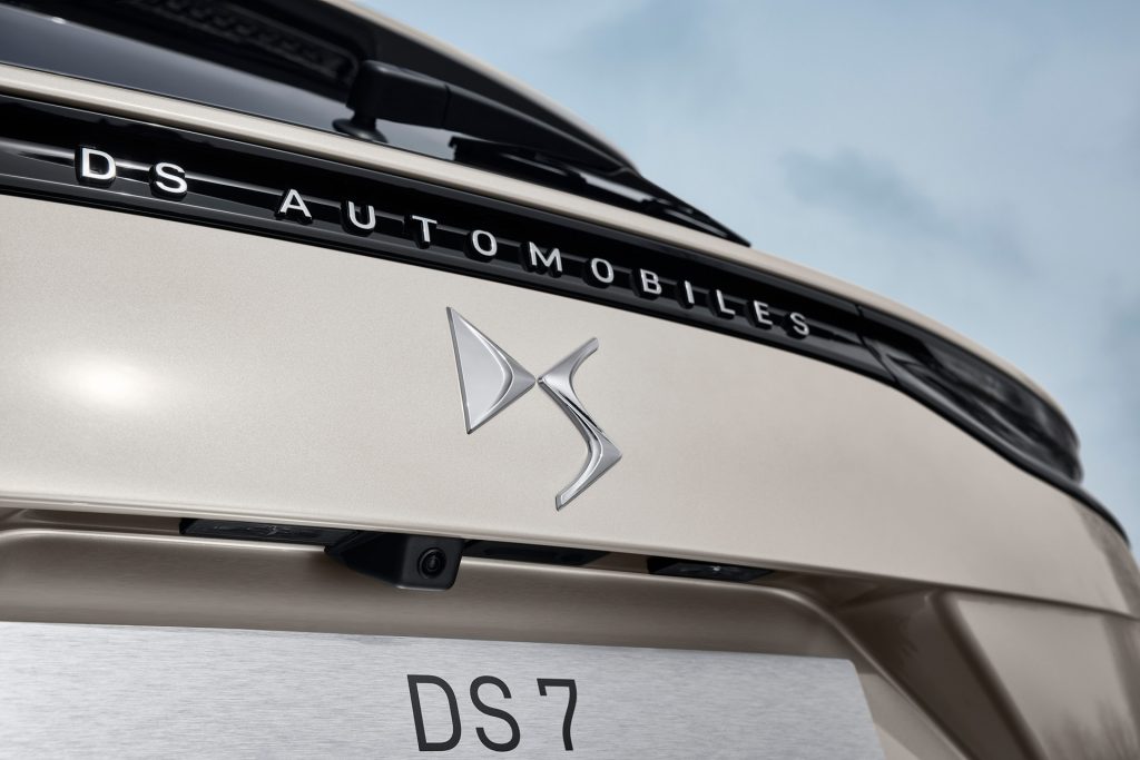 ハッチゲートのロゴが“DS AUTOMOBILES”に変更された