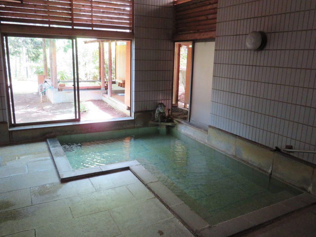 御影石の内湯