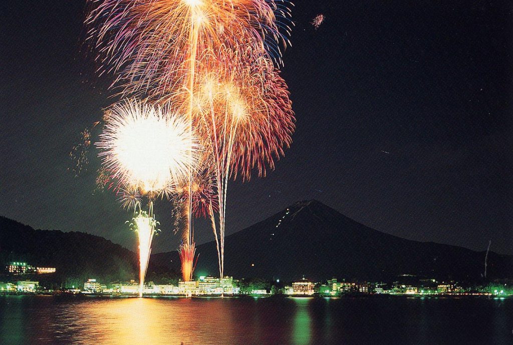 夏の河口湖の湖上を彩る約1万発の花火イベント