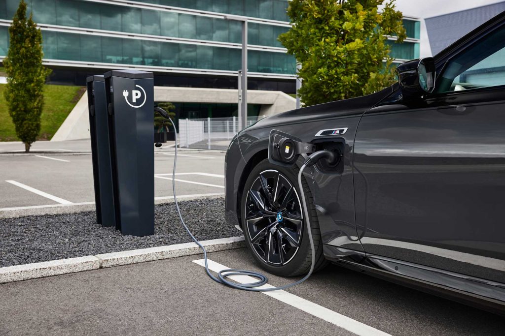 BMW M760e xDrive 画像4
