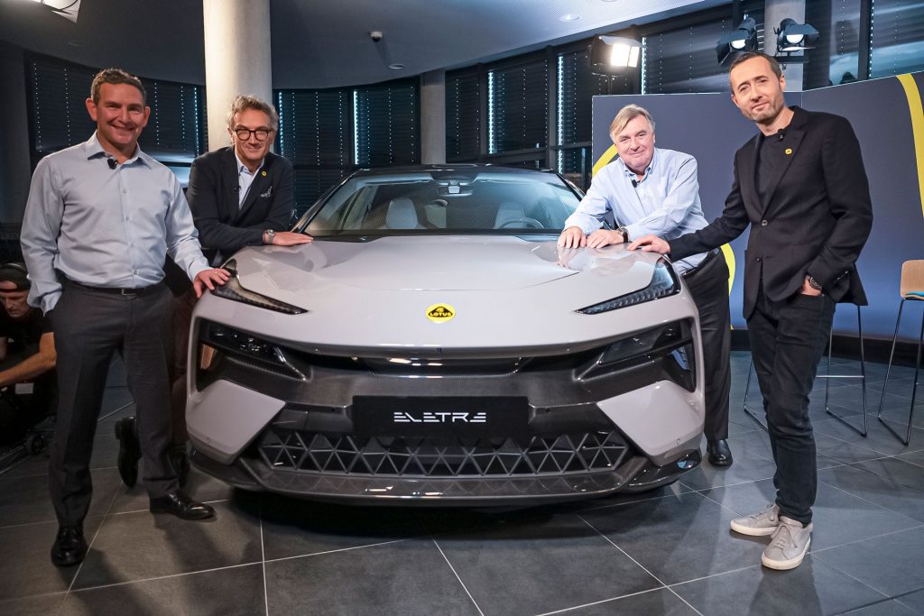 マット・ウィンドル グループバイスプレジデント兼マネージングディレクター(写真左端)らロータスカーズのトップが新型「エレトレ」の発表イベントに出演した