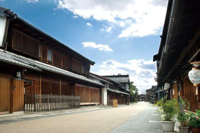 格子戸のある古い街並みが今も残る川原町