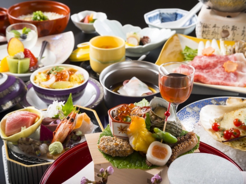 料理長お勧めの月替わり「十八楼特選会席」