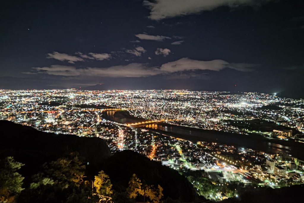 ナイター営業時には夜景も楽しめます。