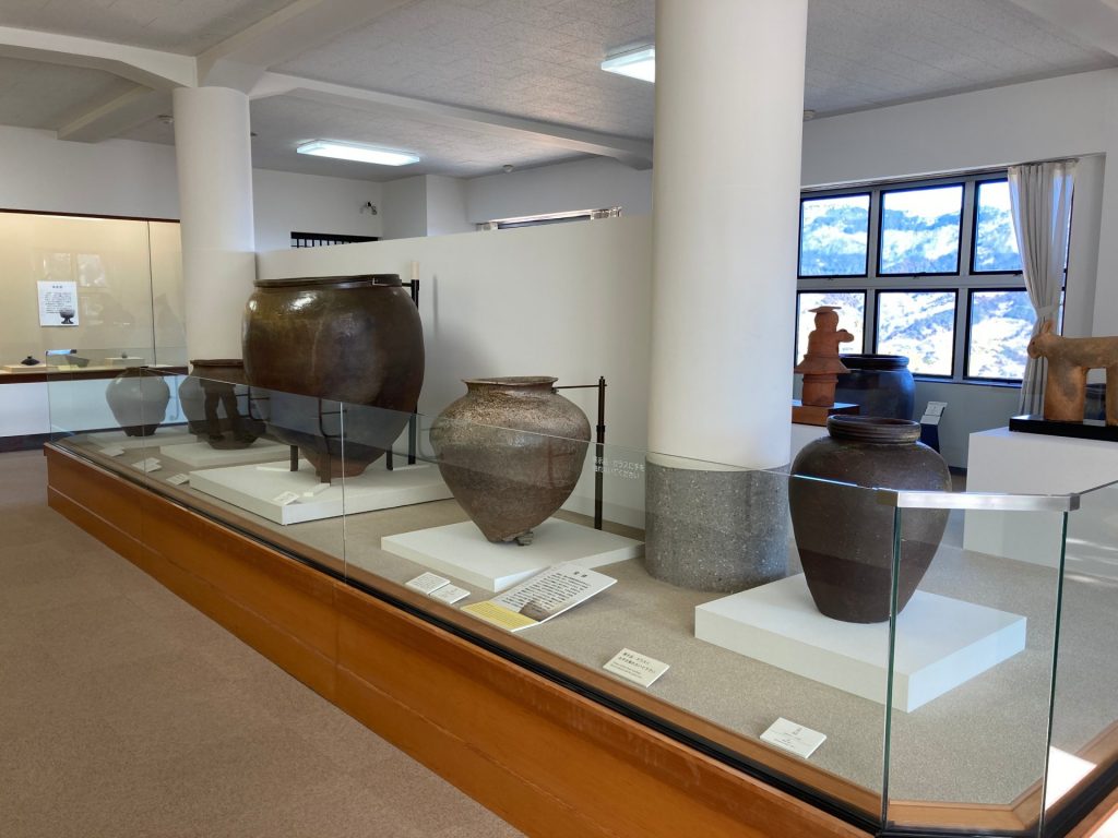 展示室。時々にテーマを持って特別展示もおこなっております。