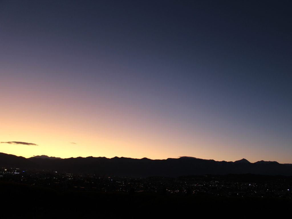 日暮れ時に見えるアルプス山脈のシルエット
