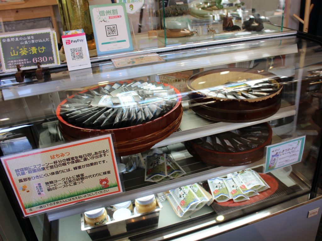 安曇野産のわさび漬けなどが購入可能