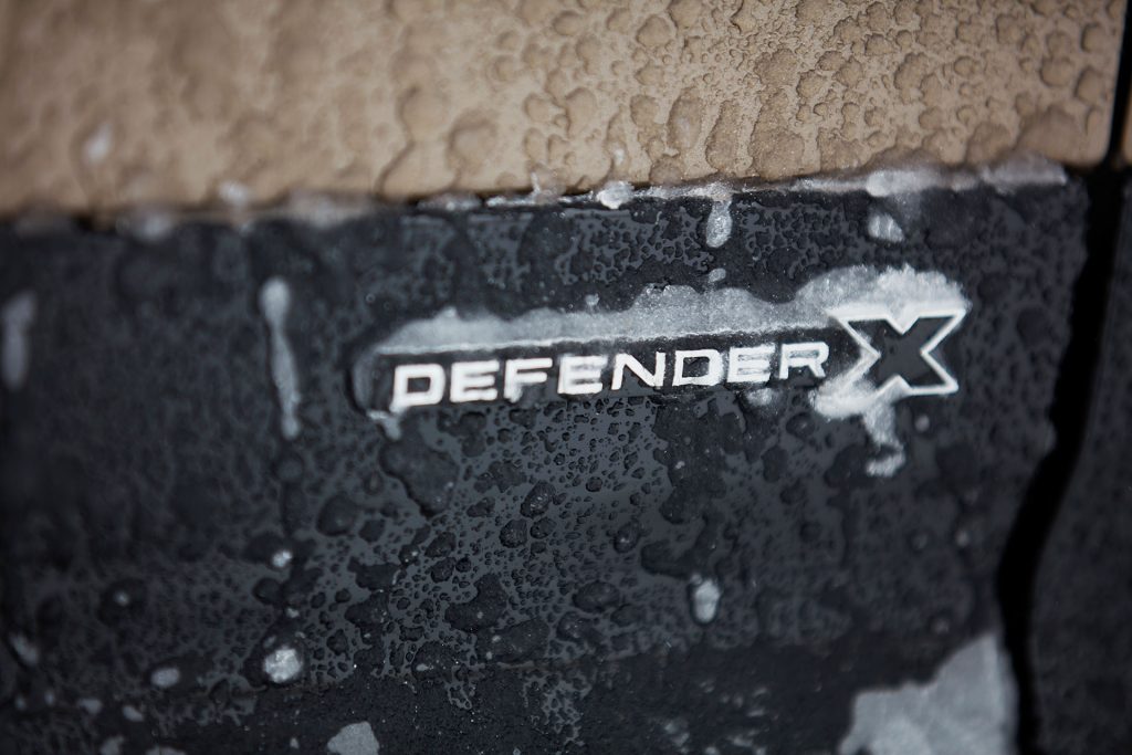 ランドローバー ディフェンダー110 X D300 ロゴ