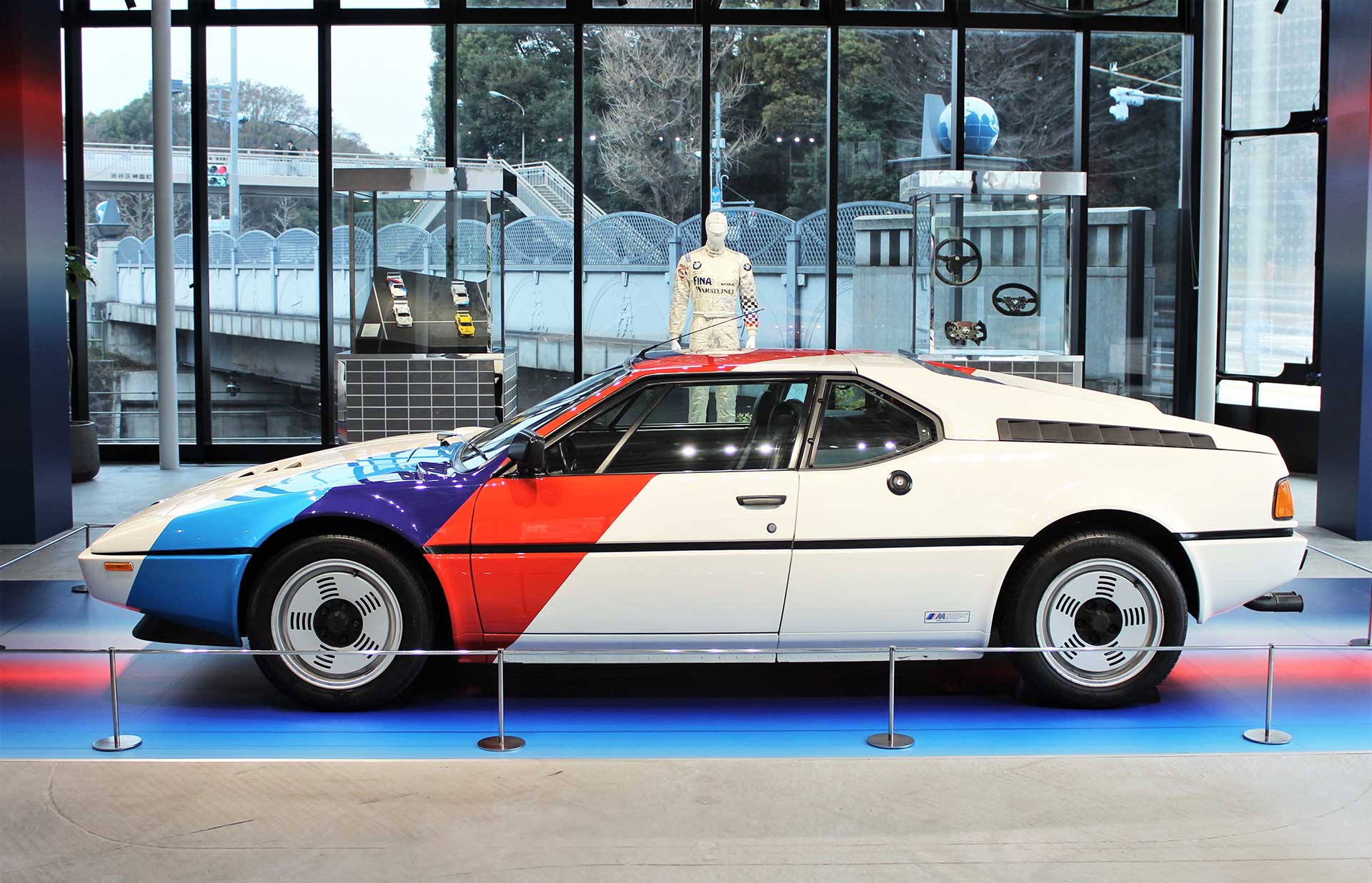 BMW M社のシンボルであるトリコロールが大胆にデザインされている