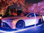 トヨタ「ミライ」が夜桜を彩る！新宿御苑の電飾イベントに参加