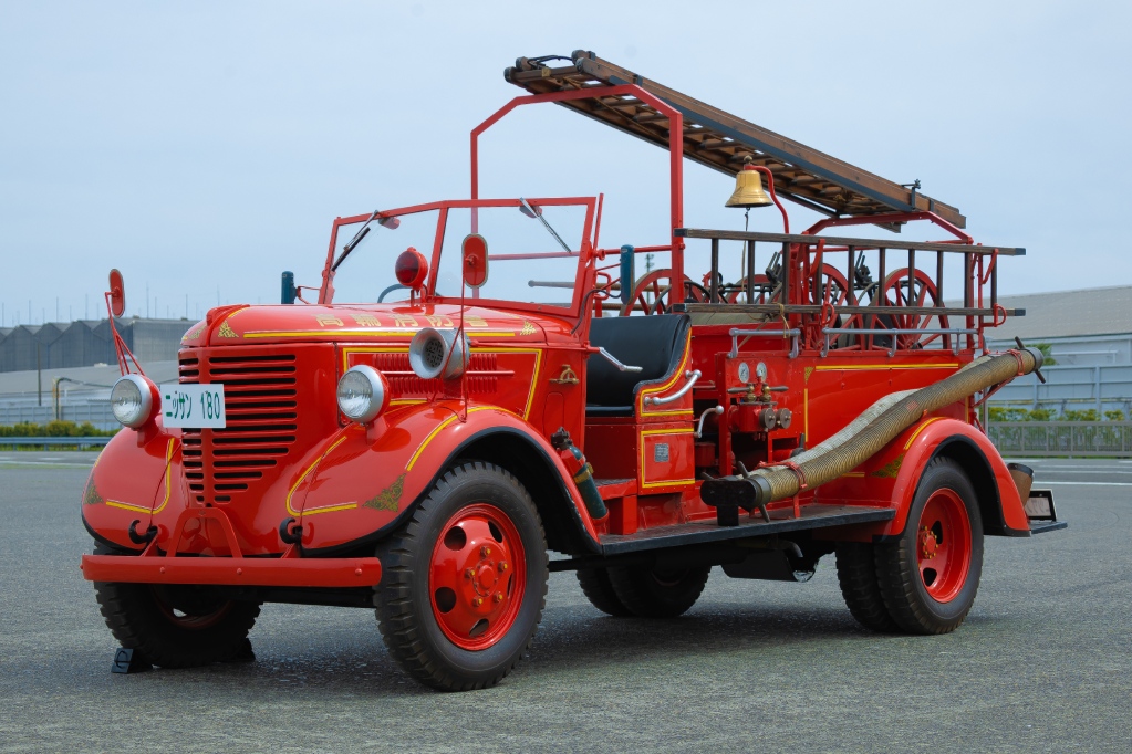 日産 戦中戦後に活躍の国産消防車第1号「180型消防ポンプ自動車」を 