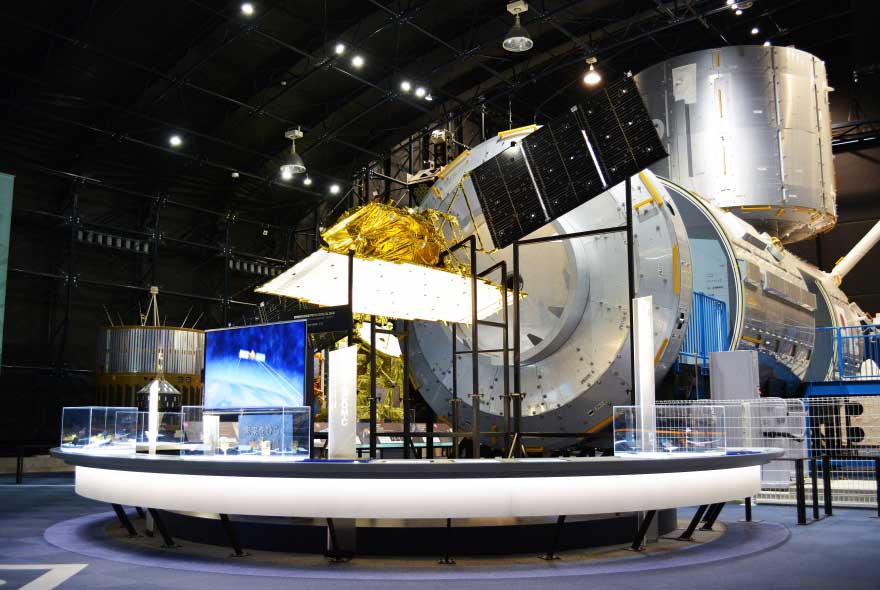 展示館「スペースドーム」に収められた人工衛星は迫力満点　(C)宇宙航空研究開発機構(JAXA)