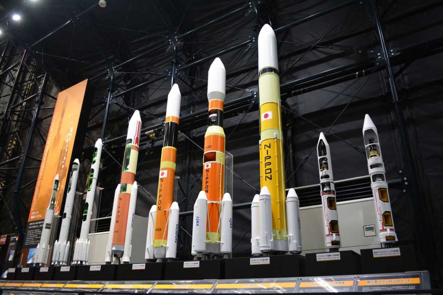 展示館「スペースドーム」内の歴代ロケット模型　(C)宇宙航空研究開発機構(JAXA)