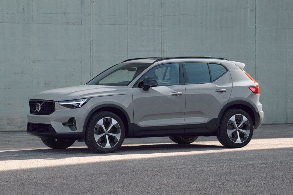 ボルボ XC40 アルティメット B4 AWD ダークエディション 画像1