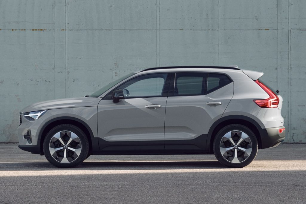 ボルボ XC40 アルティメット B4 AWD ダークエディション 画像2